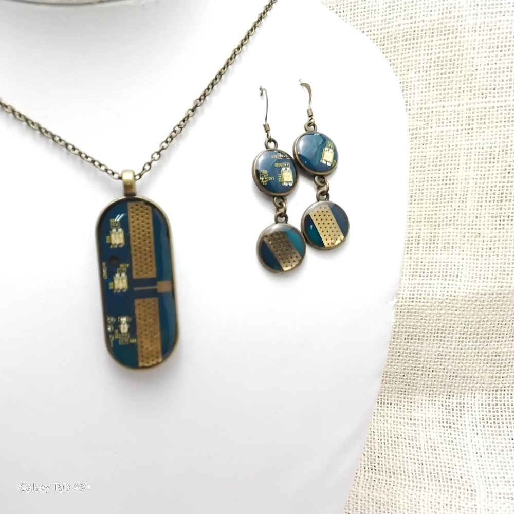 GEEK BLING-Hand crafted jewelry, pendant & earring's set